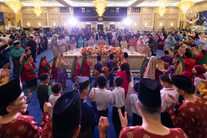 RAJA PERMAISURI AGONG RAIKAN KANAK-KANAK KURANG BERKEMAMPUAN DI MAJLIS RAMAH MESRA HARI RAYA AIDILFITRI