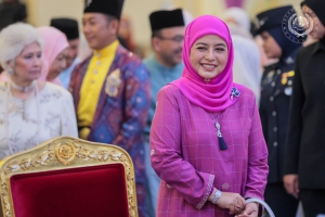 RAJA PERMAISURI AGONG BERANGKAT KE MAJLIS RAMAH MESRA AIDILFITRI BERSAMA PUSPANITA, BAKAT, PERKEP, PERISMA DAN PERSIAP