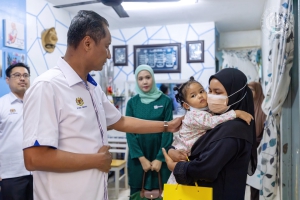 DATUK PENGELOLA BIJAYA DIRAJA SAMPAIKAN KURNIAAN SUMBANGAN YANG DI-PERTUAN AGONG DAN RAJA PERMAISURI AGONG KEPADA BALU MANGSA KEMALANGAN MAUT DI KLANG