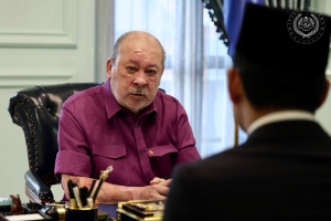 YANG DI-PERTUAN AGONG TERIMA MENGADAP MENTERI BESAR JOHOR