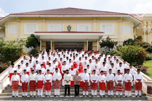 YANG DI-PERTUAN AGONG SERIKAN SESI FOTOGRAFI SEMPENA SAMBUTAN ULANG TAHUN KE-80 UMNO 
