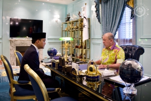 YANG DI-PERTUAN AGONG TERIMA MENGADAP MENTERI BESAR DAN SETIAUSAHA KERAJAAN NEGERI JOHOR