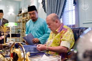 YANG DI-PERTUAN AGONG BERKENAN DIPERSEMBAHKAN LAPORAN PEMBINAAN MASJID-MASJID BAHARU DI JOHOR