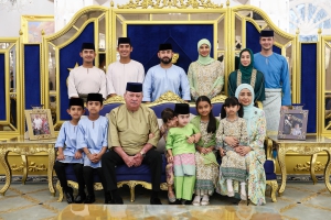 YANG DI-PERTUAN AGONG DAN RAJA PERMAISURI AGONG SANTAP BERSAMA KELUARGA SEMPENA AIDILADHA
