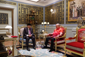 YANG DI-PERTUAN AGONG TERIMA MENGADAP PREMIER SARAWAK