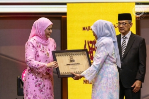 RAJA PERMAISURI AGONG SEMPURNAKAN MAJLIS PENGURNIAAN ANUGERAH SASTERA NEGARA KE-16