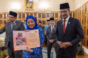 RAJA PERMAISURI AGONG TERIMA MENGADAP DATUK PENGELOLA BIJAYA DIRAJA ISTANA NEGARA 